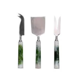 Ensemble de serveurs à fromage créatifs faits à la main en acier inoxydable avec manche en bois et résine - Product Image 4