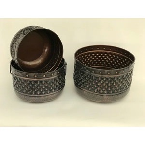 Maceta de metal vintage con acabado rústico, perfecta para interiores de casas clásicas y decoración de jardín atemporal - Product Image 3