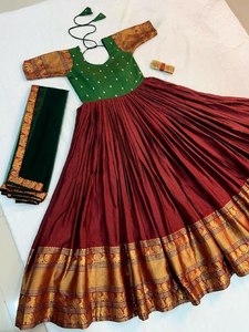 Robe pour enfants en Narayan Pet et soie avec bordure en zari, vêtements occasionnels, fabricant de mode pour enfants en Inde au prix le plus bas - Product Image 3