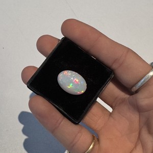 Pierre de forme ovale opale blanche polie utilisée pour la fabrication de bijoux de grande taille - Product Image 4