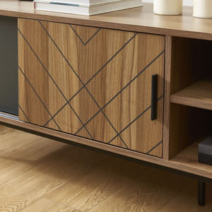 Mueble de TV Industrial de Madera con Acabado Roble Oscuro, Puertas Correderas con Patrón 3D Extensibles, Cajones y Patas Metálicas, 65+ Pulgadas, para Sala de Estar o Dormitorio - Product Image 4