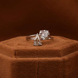 Anillo de compromiso de diamante cultivado en laboratorio con corte de Cojín cuadrado y Triángulo de oro macizo de 14 quilates, anillo de compromiso elegante de lujo clásico - Product Image 1