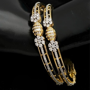 Diseñador Simple Look Gold White Finish AD Stones Look Dos juegos de brazaletes para mujeres Wedding Party Wear Collection para niñas - Product Image 1