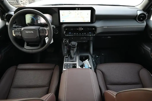 2024 L.C250 Ad Ve Ntu.re Première Édition 2.4L Turbo 5 Places Diesel Automatique SUV AWD Volant à Gauche Cuir - Product Image 2