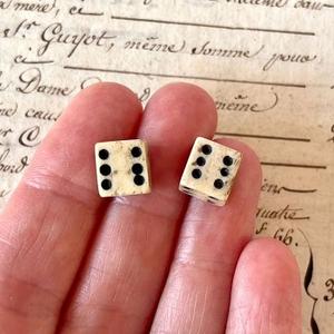 Dados de Resina Turquesa Hechos a Mano con Incrustaciones Metálicas Brillantes y Bolsa Acrílica Cuadrada - Dados de Resina con Cambio de Color - Product Image 6