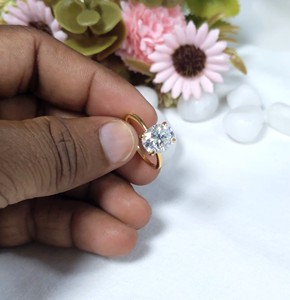 แหวนหมั้นเพชรรูปวงรีสีเหลืองทอง18K ของผู้หญิงที่เป็นของแข็งตัดรูปไข่สำหรับปลูกในห้องแล็บเพื่อการหมั้นแต่งงาน - Product Image 3