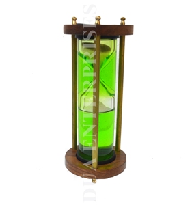 Reloj de arena de estilo vintage con marco de madera oscura, detalles en latón y Arena verde, evocando una sensación de cronometraje clásico. - Product Image 3