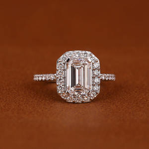 Bague de fiançailles en plaqué or massif 14KT faite à la main en laboratoire avec diamant Halo pour femme certifiée IGI - Product Image 1