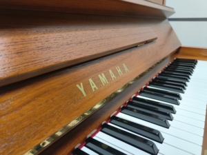 Piano Vertical Yamaha W109B, Color Marrón Japonés, Usado, Piano Acústico, Diseño Clásico Elegante, Excelente Tocabilidad, Tono Cálido y Rico - Product Image 5