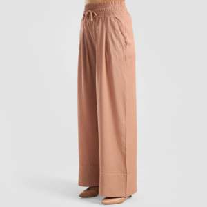 Pantalon pour femme Flow State, respirant, doux, taille haute-basse, jambe large, en tissu mélangé uni, décontracté, pour le bureau, tailles XL à 3XL - Product Image 1