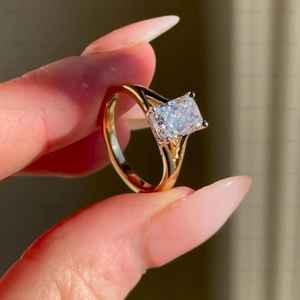 Anillo de Oro Sólido de 10K con Diamante Cultivado en Laboratorio de Corte Radiante de 1.61CT, Diseño de Tallo Dividido, Joyería Fina para Promesa de Boda, Regalo para Pareja - Product Image 4