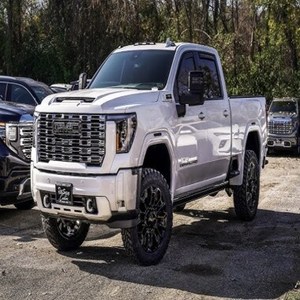 Puissant et fiable, Sierra 3500 HD Denali 4WD d'occasion, cabine double, sièges en cuir, toit ouvrant panoramique, caméra de recul 360°, phares à LED - Product Image 1