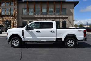 Ford F-250 Super Duty XLT 2024, Motor V8 de Gasolina PFI OHV de 7.3L - Product Image 3