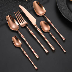 Elegante juego de cubiertos dorados de primera calidad, fabricado con acero inoxidable duradero, adecuado para las comidas diarias. - Product Image 1