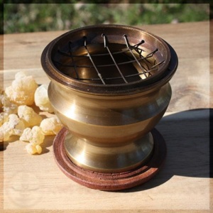 หัวเผาเครื่องหอมทองเหลืองขัดเงาแบบดั้งเดิมทันสมัย - Product Image 1