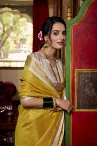 Saree Chex Jacquard élégant avec un travail de tissage Zari partout et un chemisier coordonné Vente en gros en vrac Exportation de mode traditionnelle - Product Image 3