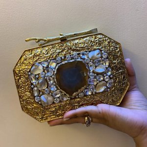 Embragues de metal y resina hechos a medida con adornos de piedra y asas temáticas de ramitas de árboles ideales para reventa en tiendas de moda - Product Image 2