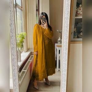 Ensemble palazzo trois pièces en georgette exclusif avec broderie de sequins et dupatta de créateur pour tenue de mariage de luxe - Product Image 1