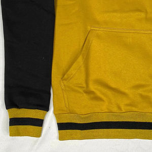 Sweat-shirt bicolore Alpha pour l'automne - Manches noires, corps doré, poche kangourou, bordures et ourlet côtelés, impression numérique, design uni - Product Image 3