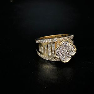 Bague classique en or jaune avec diamants scintillants au design floral Bijoux de fête et de cadeau - Product Image 4