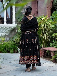 Robe traditionnelle noire en fausse Georgette avec broderie lourde et paillettes Collection de vêtements de mariage indiens et pakistanais pour femmes - Product Image 4