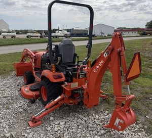 Tracteur agricole compact Kubota 4x4 d'occasion avec chargeur frontal et pelle arrière – Mini-tracteur pour l'agriculture - Product Image 3