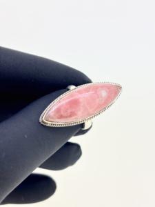 แหวนเงินฝังพลอยโรโดโครไซต์ทรงมาร์ควิส งานแฮนด์เมด ดีไซน์คลาสสิก สวยงามทุกขนาด เหมาะสำหรับงานปาร์ตี้ - Product Image 2