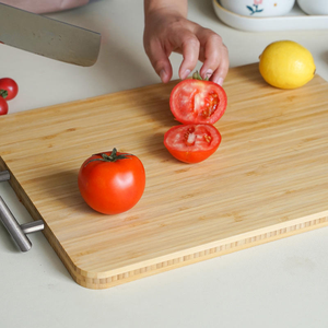 Planche à découper rectangulaire moderne en bois naturel avec poignée en acier inoxydable pour viande, fromage, fruits, légumes - Bloc à découper de cuisine - Product Image 1
