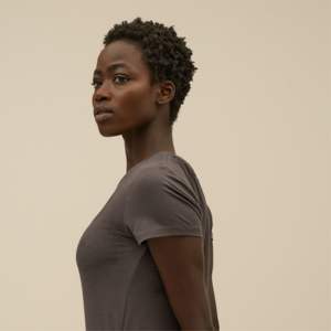 T-shirt en bambou biologique de qualité supérieure pour femme | Vêtements écologiques | Doux, antibactérien et confortable pour une utilisation toute la journée - Product Image 3