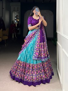 Conjunto de Lehenga Choli de Seda Tasar Elegante VASTRA COTTAGE con Estampado Ikkat, Lentejuelas y Bordado, Ropa Étnica de Diseño - Product Image 3