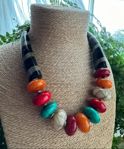 Collier en résine pour femme au design classique avec motif unique, bijoux de mode pour les occasions de Noël, fabriqué en Inde - Product Image 1