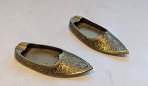 Cenicero de metal moderno con diseño minimalista adecuado para decoración interior y configuración de área de fumar contemporánea - Product Image 2