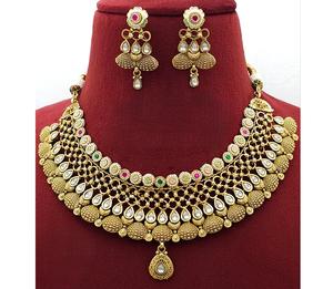 Ensemble de collier et de boucles d'oreilles de style nouveau, de qualité supérieure, finition or mat, élégant, pour collection de vêtements de mariage pour femmes - Product Image 1