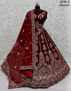 Impresionante terciopelo Lehenga Choli con trabajo hecho a mano y bordado - Product Image 1