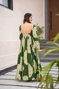 Elegante rayón pesado intrincado cuatro lados estampado diseñador Kurtis conjunto para mujeres estilo moderno festivales y fiestas de verano - Product Image 3