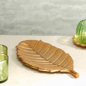 Plato decorativo de hoja de metal dorado clásico - Product Image 1