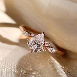 Bague de fiançailles Moissanite 11x7mm coupe poire | Accents latéraux de feuille vintage | OEM de bijoux fins de mariage de mariée en or ou en argent - Product Image 2