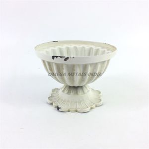 Vase décoratif de finition dorée en métal de haute qualité pour la décoration intérieure Vase en métal le plus vendu pour la décoration intérieure - Product Image 1