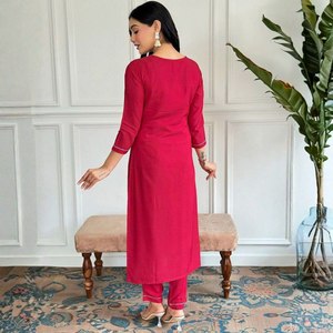 Conjunto de Salwar Kameez de Diseño con Cuello en V, Corte Recto y Borde Decorativo, en un Hermoso Color, un Favorito de Siempre, con Dupatta Elegante para Mujer - Product Image 5