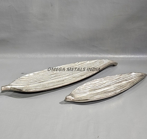 Elegante par de bandejas de hojas plateadas con detalles texturizados perfectos para mostrar golosinas y mejorar su decoración - Product Image 3