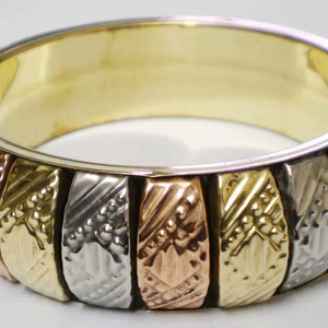 Brazalete de Cobre Texturizado Tricolor de Lujo para Mujer, Brazalete Ancho Segmentado de Moda, Elegante en Oro, Plata y Oro Rosa con Diseño Floral - Product Image 1