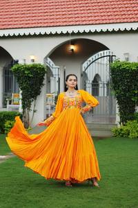 Nuevo vestido de rayón de fiesta de lanzamiento con bordado pesado hasta el suelo de secado rápido para bodas y Diwali - Product Image 2