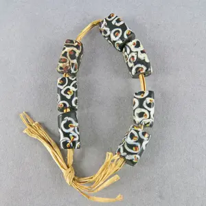 Vente en gros Fourniture en vrac de perles de verre exclusives monochromes Chevron Art fabriquées à la main en cristal au chalumeau Perles en couches noires et blanches - Product Image 2