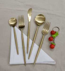 Juego de cubiertos de acero inoxidable dorado de lujo Diseño moderno con bordes lisos para uso en comedor y cocina pulido con espejo - Product Image 1