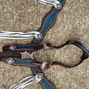 Ensemble de bride et de poitrail pour cheval de haute qualité en turquoise avec franges, bride à une oreille, collier de poitrail, équipement à prix de gros - Product Image 1