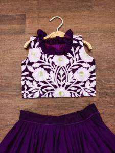 ชุดแฟชั่นโชริยัมสำหรับสาวๆ สไตล์เอธนิคสีม่วง ประดับลายดอกไม้ด้วยงานปักด้าย ชุดเลเฮนกาแบบยาวถึงพื้นและเสื้อครอปท็อปชอลี เหมาะสำหรับงานปาร์ตี้และงานเฉลิมฉลอง - Product Image 2