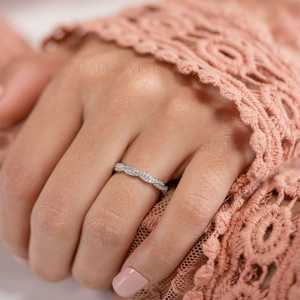 Anillo de Compromiso Clásico de Oro de 14K con Zirconia Cúbica con Engaste Pavé Trenzado de Moda, Certificado por GIA, Anillo de Aniversario de Media Eternidad - Product Image 1