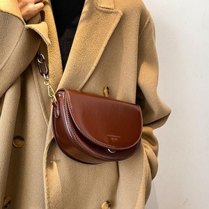Sac à bandoulière en cuir vintage rétro inspiré matériel antique cuir vieilli couleurs chaudes charme nostalgique conceptions patrimoniales tendance - Product Image 1