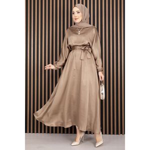 Robe Hijab en Satin de Vison avec Ceintures, Style Modeste et Taille Naturelle - Product Image 3