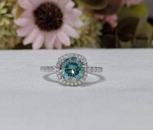 Bague de fiançailles halo en moissanite bleu clair taille ronde de 1,75 ct, bague solitaire en or blanc 14 carats massif pour femmes - Product Image 1